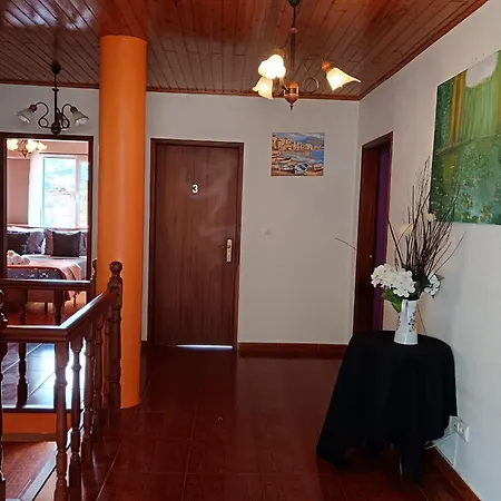 Casa - Peceful Mountain Retreat In Calheta Проживание в семье